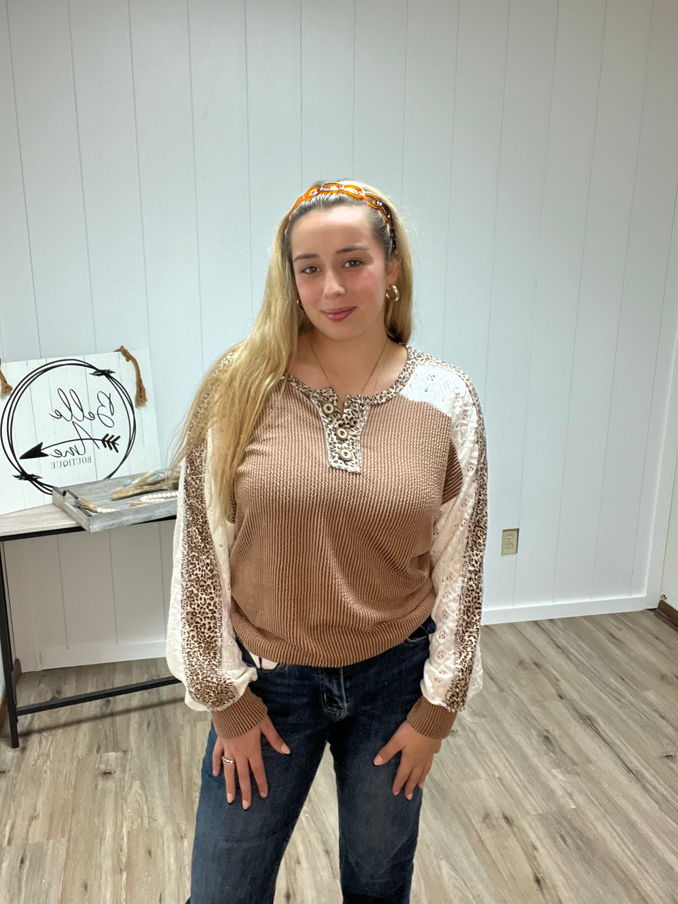 ANIMAL CONTRAST LACE DETAIL