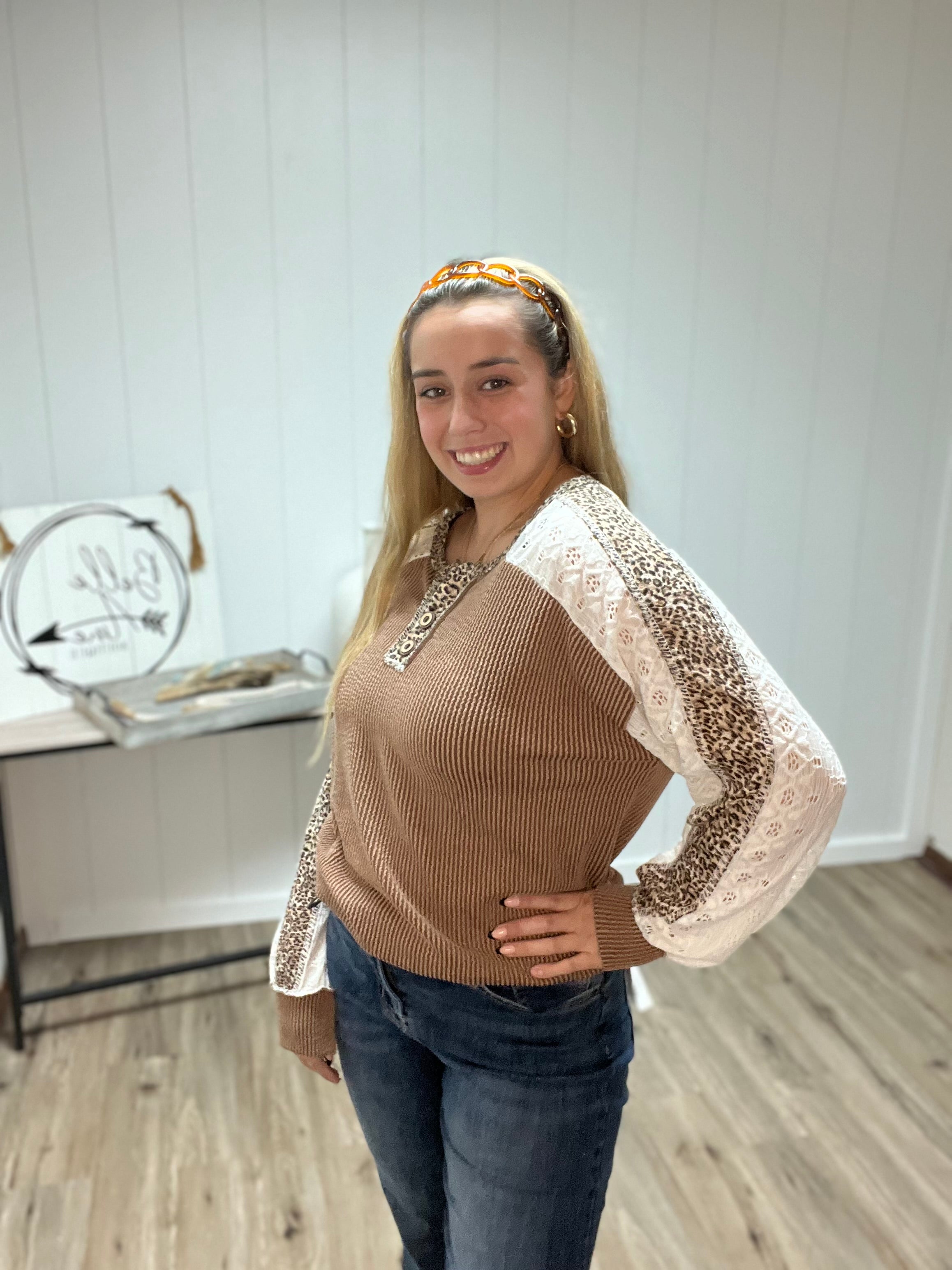 ANIMAL CONTRAST LACE DETAIL