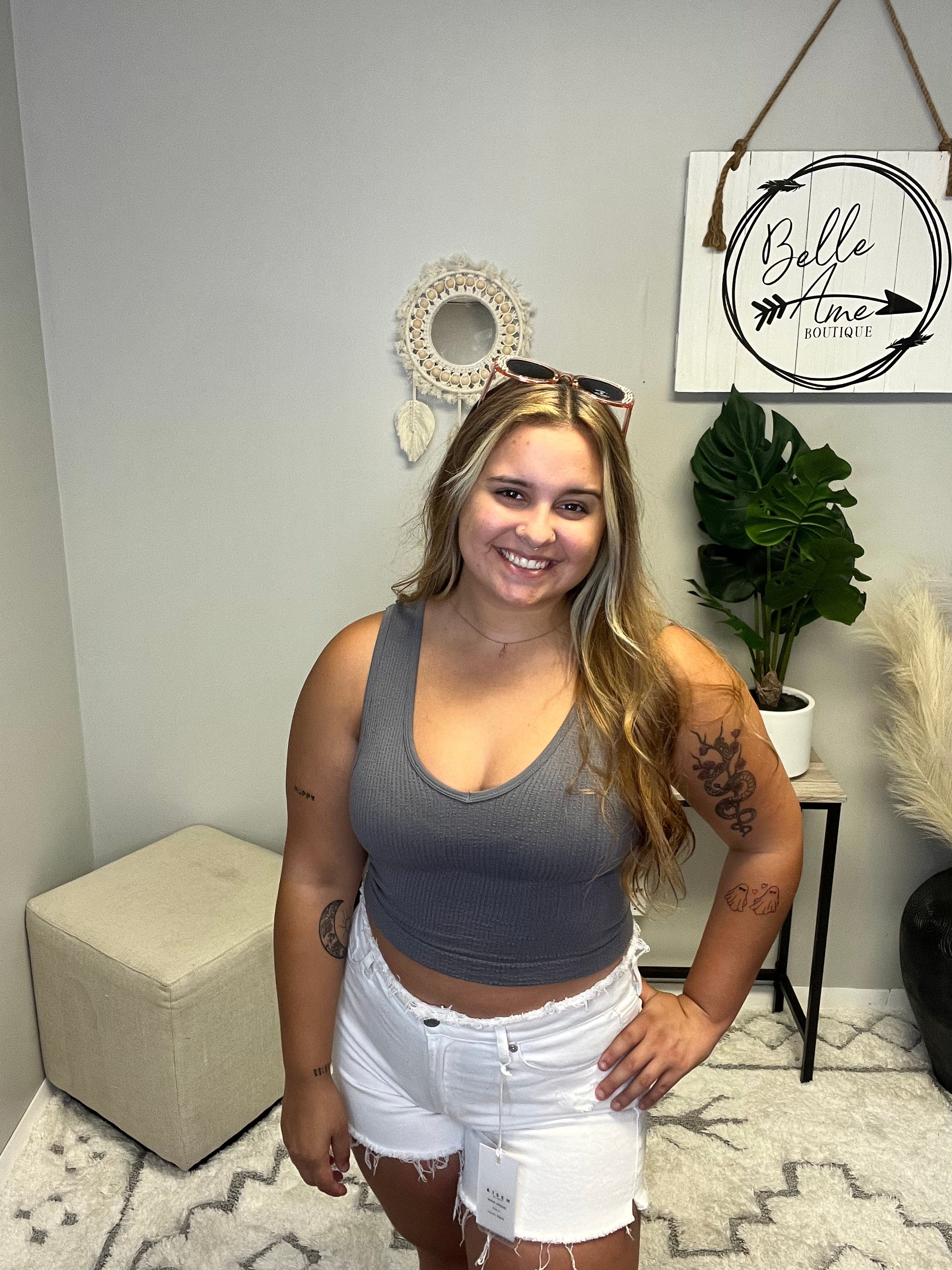 RISEN FRAYED WAIST AND HEM SHORTS