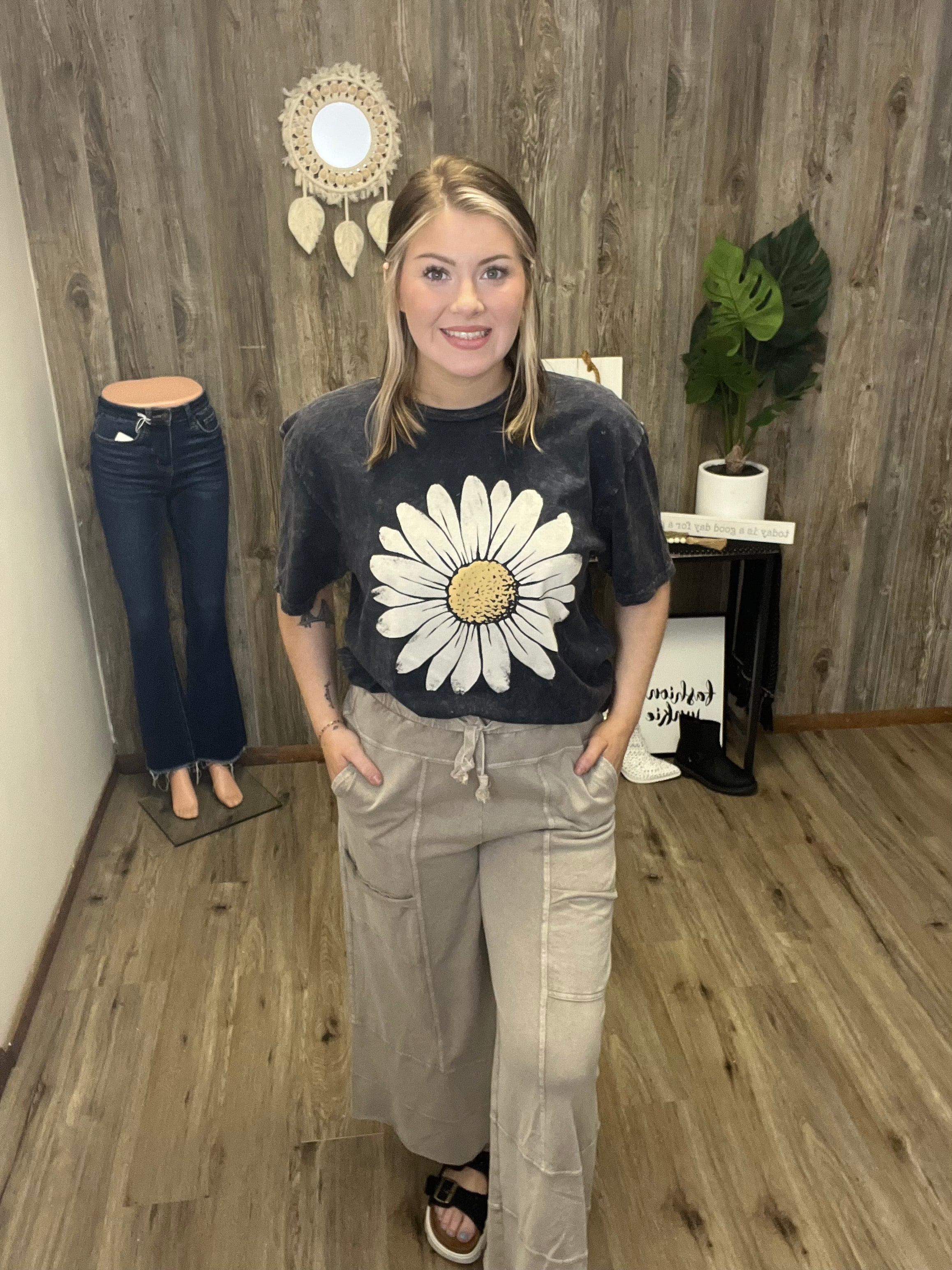 Lotus Fashion Collection - Daisy Graphic Top