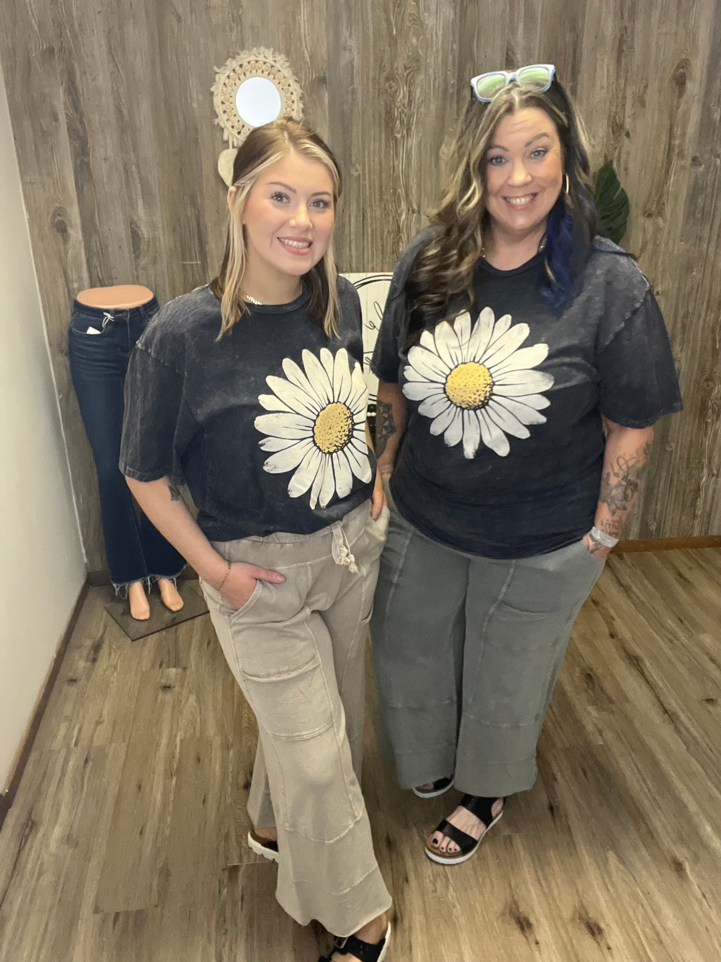 Lotus Fashion Collection - Daisy Graphic Top