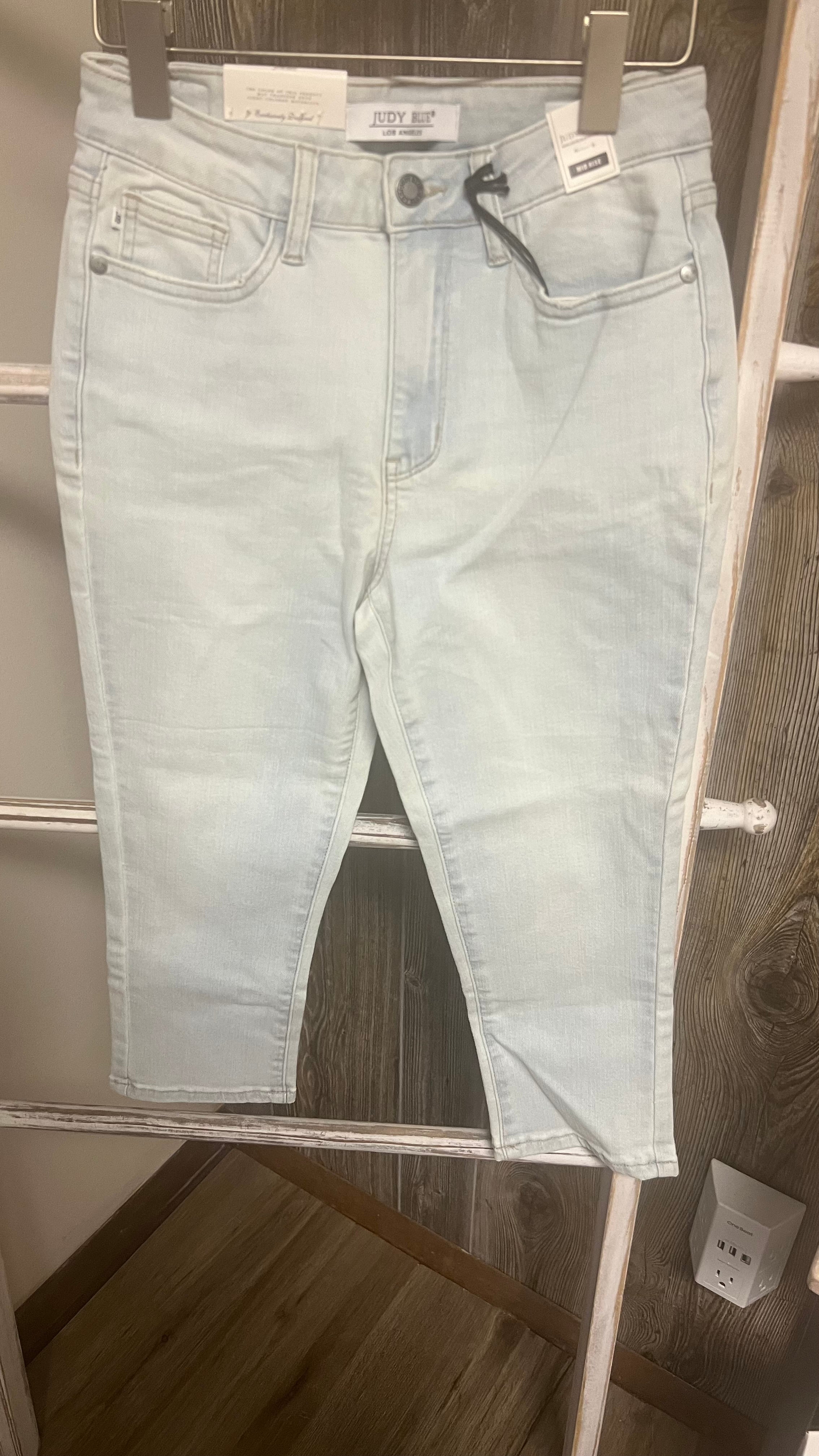 JUDY BLUE ULTRA LIGHT CAPRI