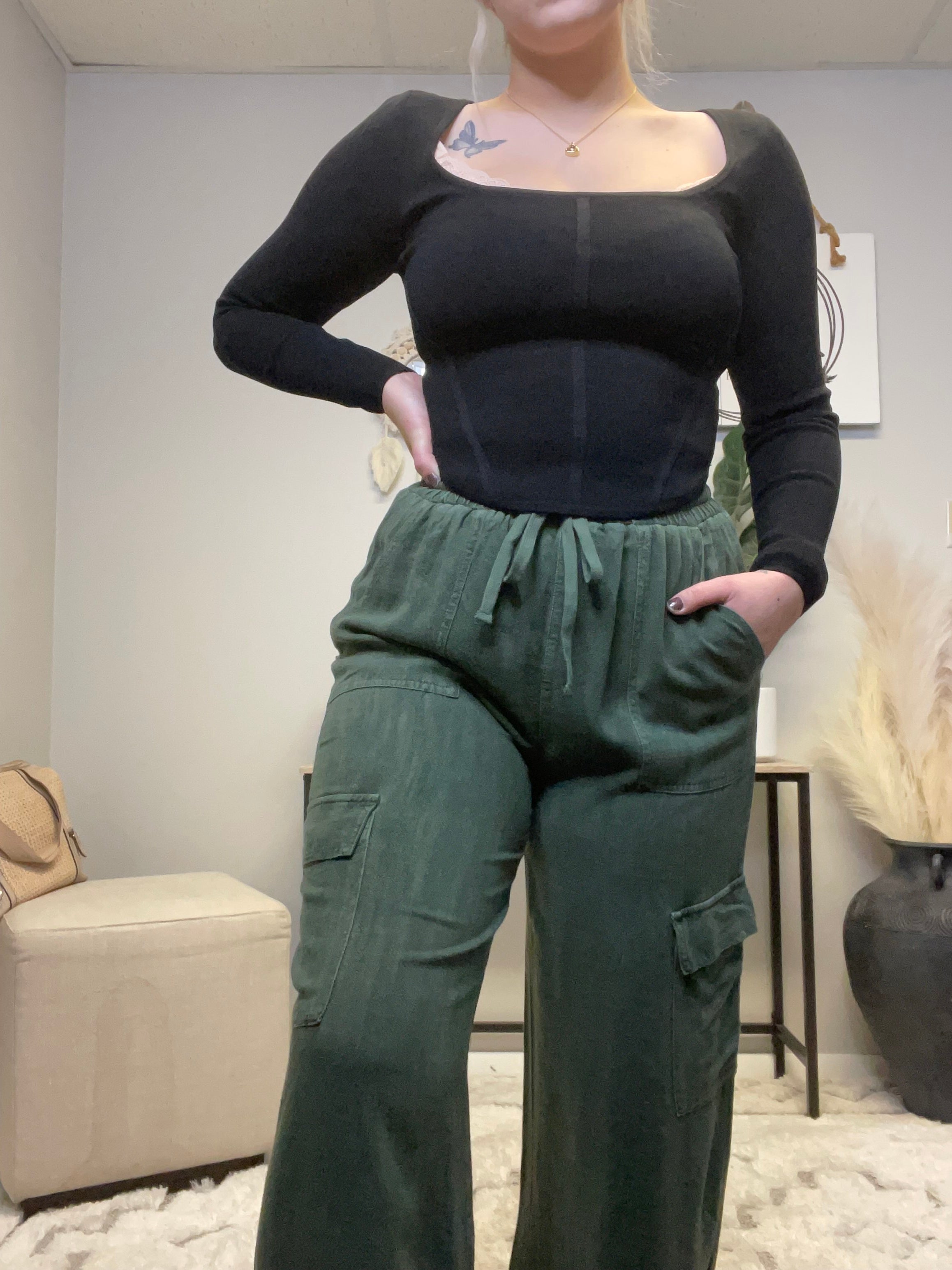 EESOME SQUARE NECK FITTED CROP