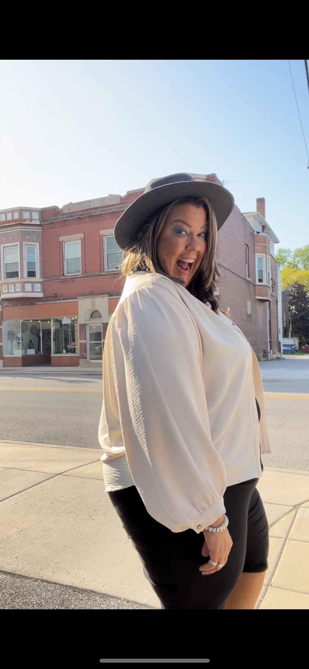 EASEL BUTTON BLOUSE