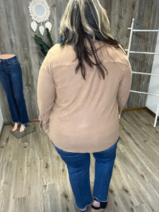 CARAMEL SAUSE BUTTON UP