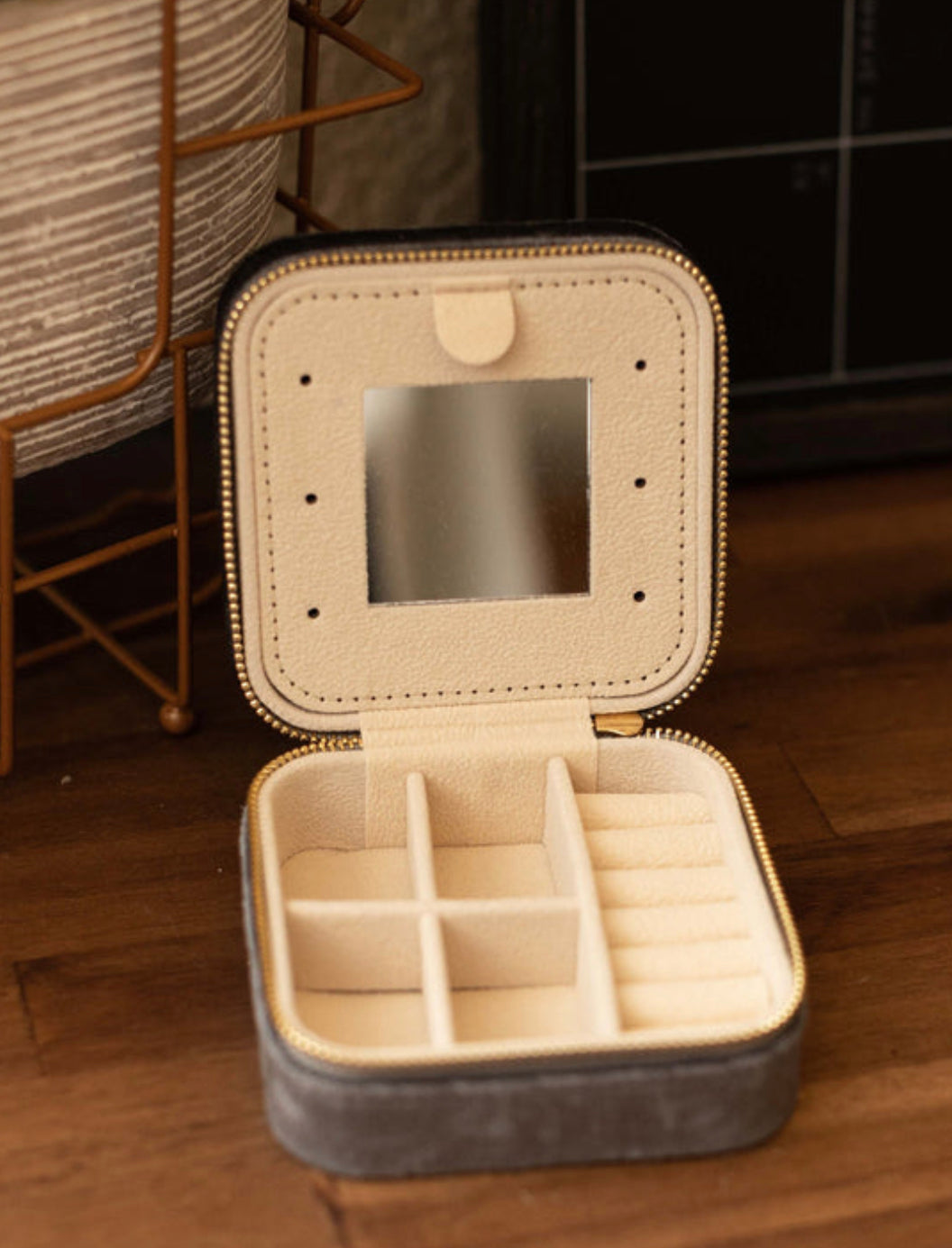 VELVET TRAVEL JEWELRY CASE