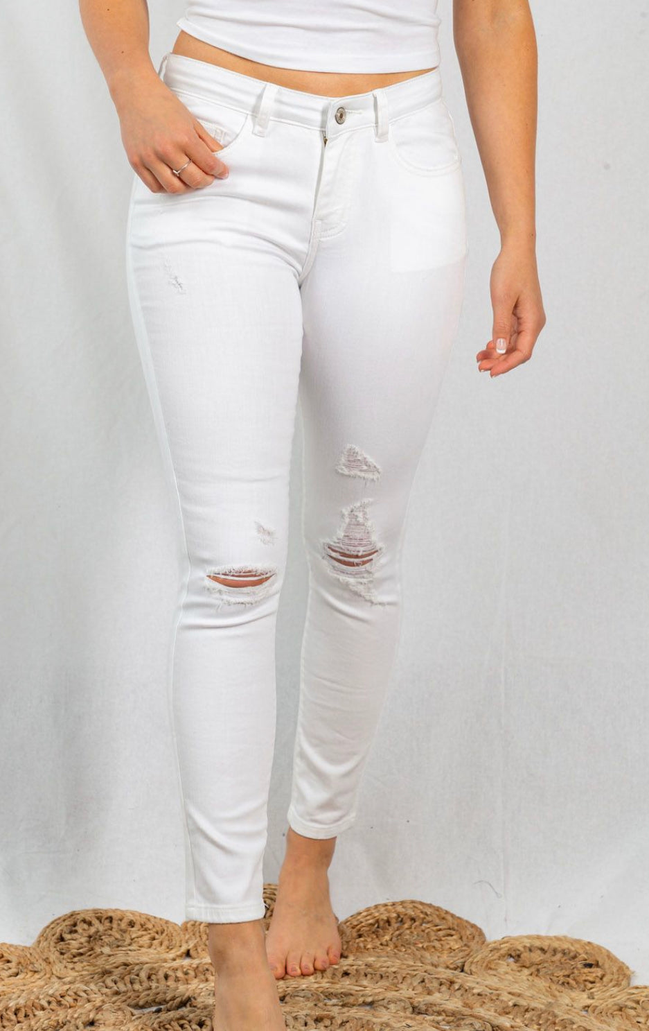 WHITE BIRCH HISH RISE DISTRESSED DENIM